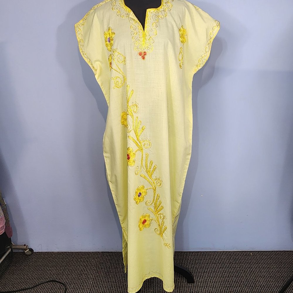 Handmade lightweight Floral Embroidered Kaftan Scoop Neck w/V cut Hem Slits OS